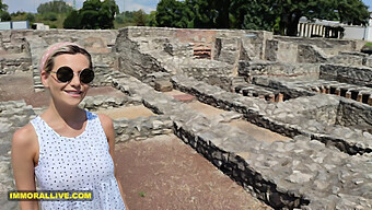 Matt Bird, Une Milf Aux Gros Seins Naturels, Apprend Quelque Chose De Nouveau Avec Son Fils Dans Les Ruines Romaines