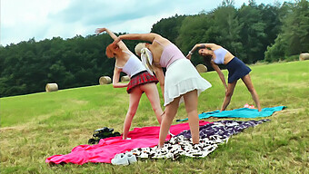 Des Modèles De Fitness Exhibent Leurs Corps Serrés En Plein Air Dans Des Tenues D'Écolière