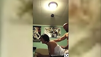 Un Homme Brutal Et Dominant Baise La Femme De Son Voisin Avec Force