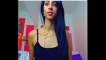 Stupenda Performer Mostra Il Suo Incredibile Sedere In Webcam