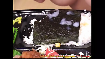 Joven Japonesa Se Entrega Al Semen Y Sushi