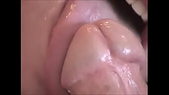 Intense Close-Up Van Oraal Plezier Op Een Penis