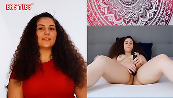 Amatørbrunette Masturberer Med En Vibrator Og Får Orgasme