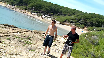 Twee Mannelijke Individuen Genieten Van Buitenseks Op Het Strand.