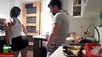 Sexo Na Cozinha De Um Casal Com Tesão E Final Facial