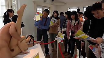 Uma Exposição De Arte Se Transforma Em Uma Sessão De Sexo Selvagem Por Trás Com Adolescentes Japoneses.