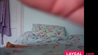 Een Mollige Meid Geniet Van Een Dildo In Deze Solo Masturbatie Video