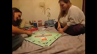 Jonge 18+ Moeder Verliest Van Haar Partner In Monopoly En Wordt Volgespoten Als Straf