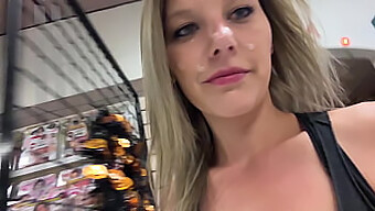 Hot Gloryhole-Møde Med Blond Bombe Og Hendes Forførende Kone