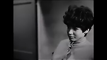 Getaran Sensual: Saudara Perempuan Lesbian Mengeksplorasi Seksualitas Mereka Dengan Vibrator Dalam Film 1968