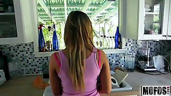 Mamada Y Corrida Facial Con Una Chica Caliente En Un Trío