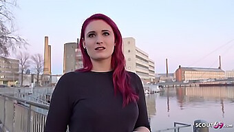 Melina, Uma Jovem Estudante Universitária Alemã, Se Envolve Em Uma Discussão Aberta Sobre Sexo Para Teste De Rua