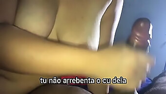 Uma Esposa Obediente Ao Marido Corno Recebe Um Soco Forte Em Suas Nádegas De Outro Homem