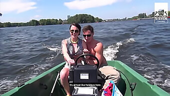 Een Trio Op Een Zinkende Boot In De Buitenlucht