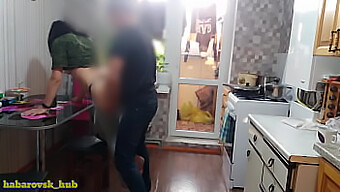 Marido Toma Banho E A Esposa É Fodida Pelo Melhor Amigo Em Um Encontro Quente