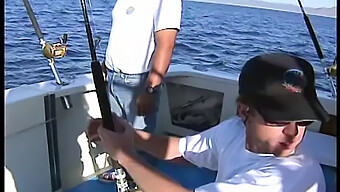 Le Capitaine Aime Baiser Une Jeune Brune Sur Un Yacht