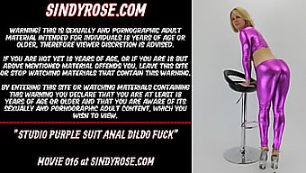 Sindy Rose'Un Stüdyoda Mor Bir Dildo Ile Anal Oyunu