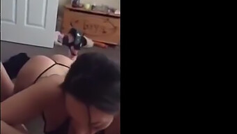 Ingiliz Amatör, Seksi Beyaz Bir Kıza Sakso Çekiyor